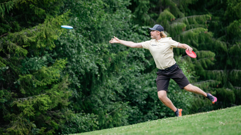 Team GRIPeq member, Väinö Mäkelä, right after releasing a putt from his hand.