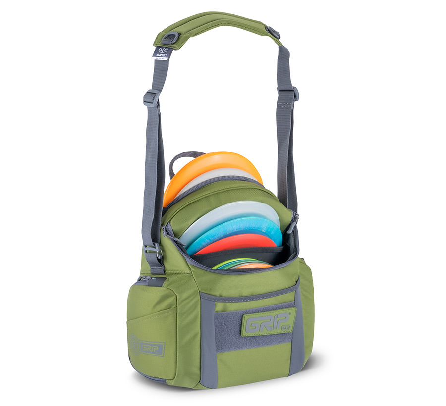 01_GRIPeq_G2_moss_side_loaded Side view of a GRIPeq G2 bag in moss color, loaded with discs and water bottles.